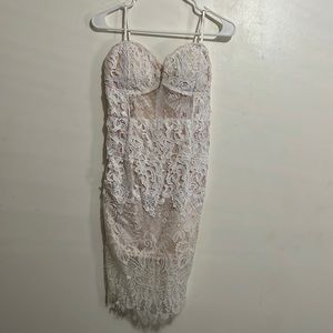 Strapless gown with netted lace